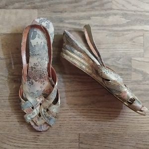 Women's sandals 8 Tan w/ Pink & Gold